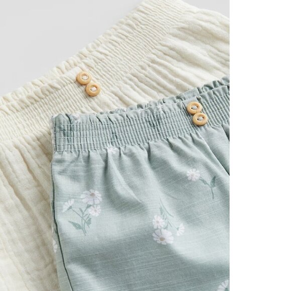 H&M 2-pack Smocked-waist Shorts Light dusty green floral Cream Baby 9-12M - Picture 2 of 7